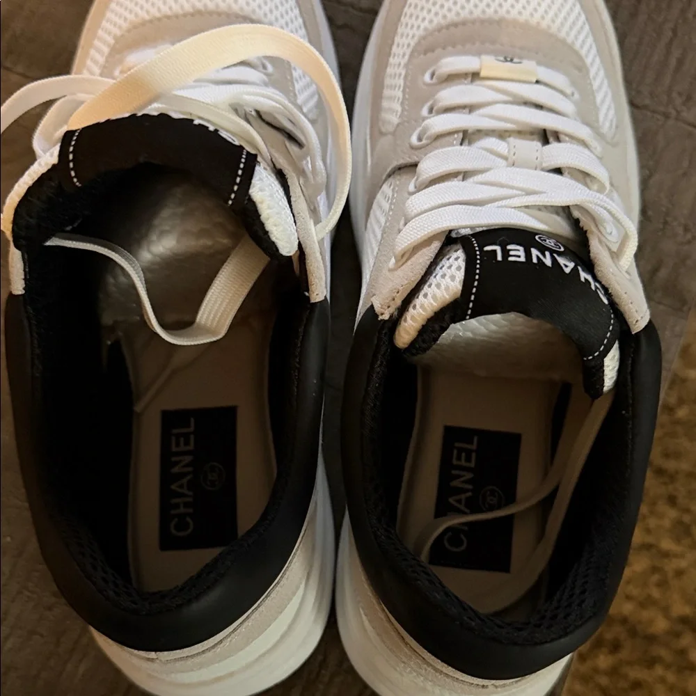 Chic Sneakers in Black and White - Picture 9 of 11